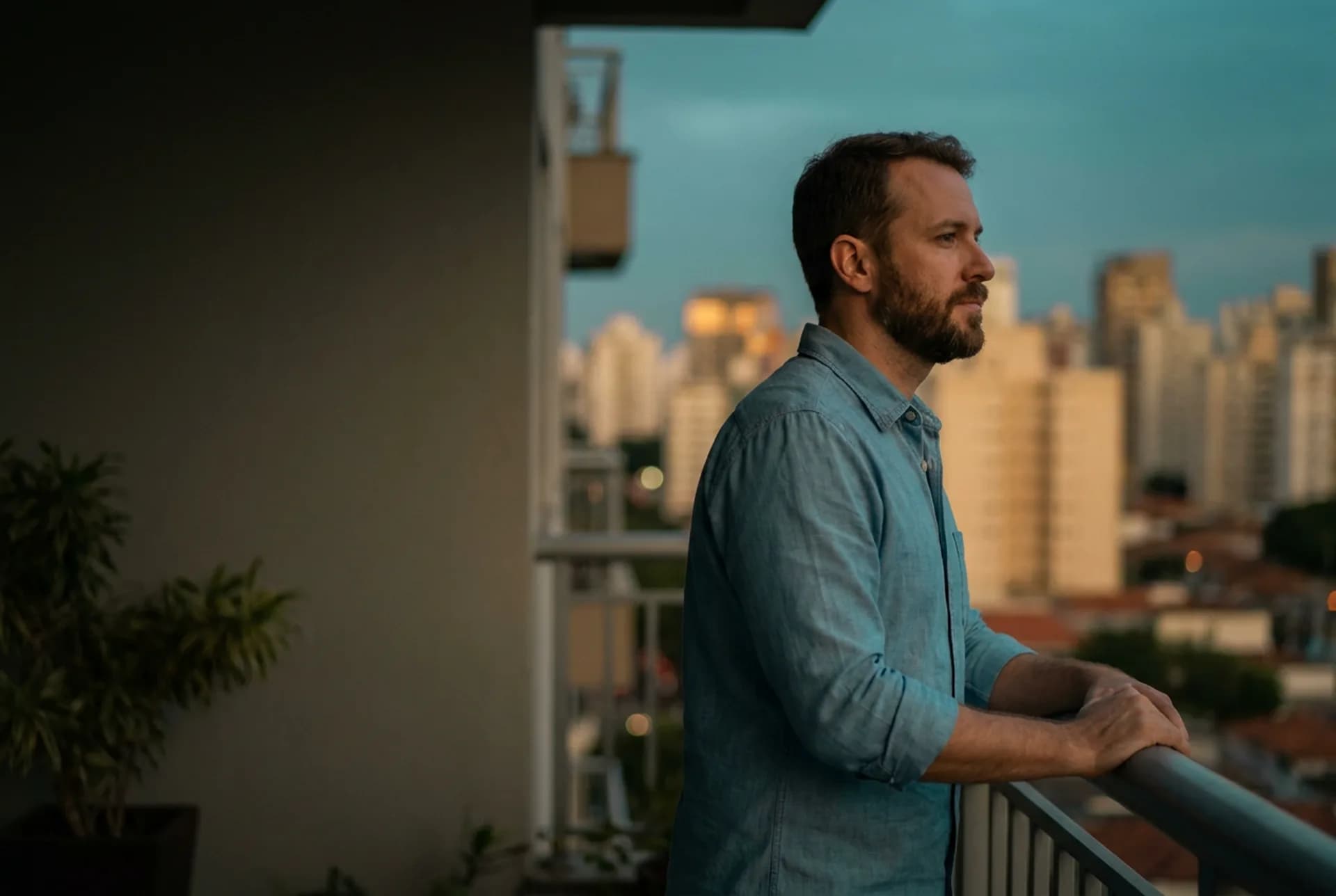 Varanda ao entardecer — presença firme do Lucas